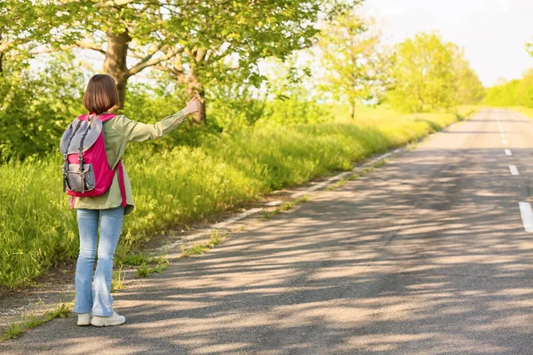 Young Woman Backpack Hitchhiking Road — Stock Photo, Image