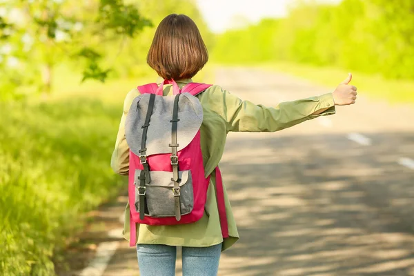 Mujer Joven Con Mochila Autostop Carretera — Foto de Stock