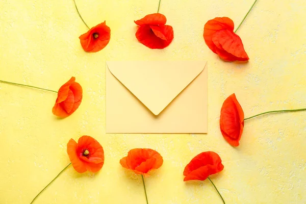 Renkli Zarfı Olan Güzel Kırmızı Gelincik Çiçekleri — Stok fotoğraf