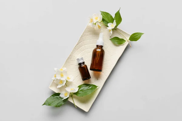 Plate Bottles Essential Oil Jasmine Flowers Grey Background — Stock Photo, Image