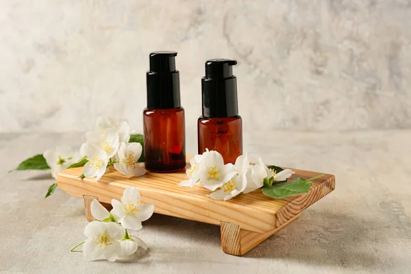 Tray Bottles Essential Oil Jasmine Flowers Grunge Background — Stock Photo, Image