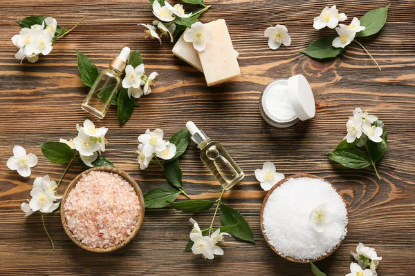 Diferentes Produtos Cosméticos Flores Jasmim Fundo Madeira — Fotografia de Stock