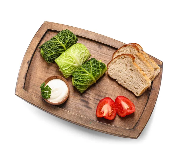 用卷心菜叶 酸奶油 面包和切好的西红柿装饰在白色背景上的木板 — 图库照片