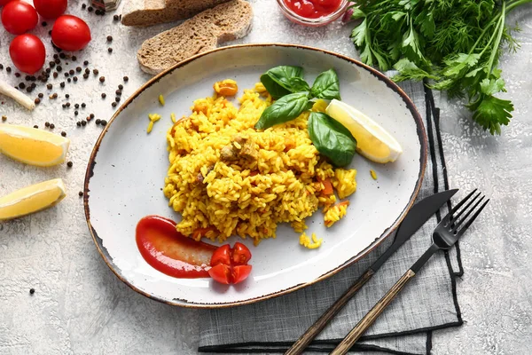 Teller Mit Leckerem Pilaf Auf Hellem Hintergrund — Stockfoto