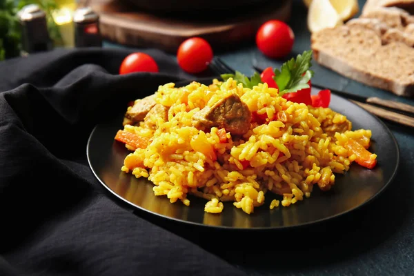 Teller Mit Leckerem Pilaf Auf Dunklem Hintergrund — Stockfoto