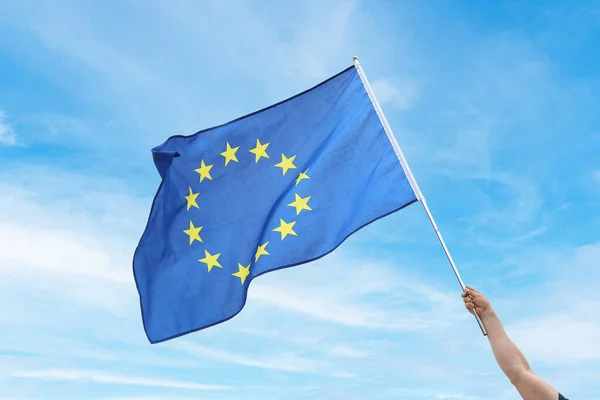 Χέρι Κυματιστή Σημαία Της Ευρωπαϊκής Ένωσης Ανοιχτό Φόντο — Φωτογραφία Αρχείου