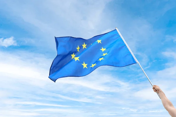 Hand Med Viftande Flagga Europeiska Unionen Ljus Bakgrund — Stockfoto