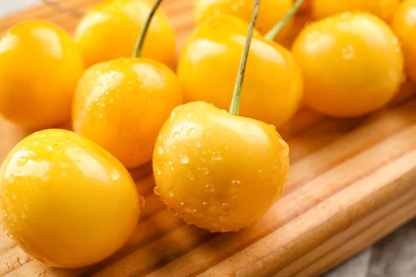 Board Tasty Sweet Cherries Closeup — Stock Photo, Image