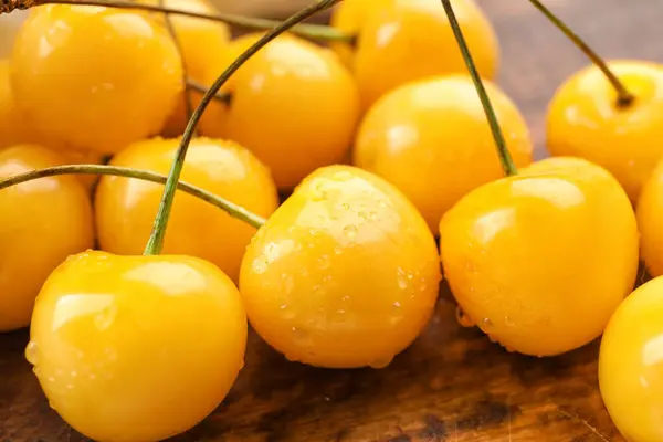 Board Tasty Sweet Cherries Closeup — Stock Photo, Image