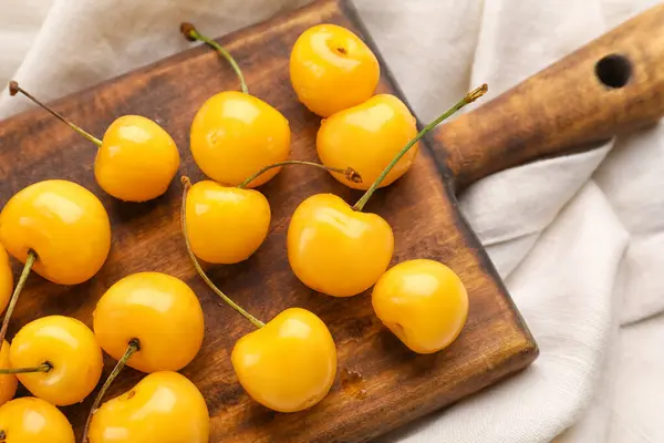 Board Tasty Sweet Cherries Light Fabric Background — Stock Photo, Image