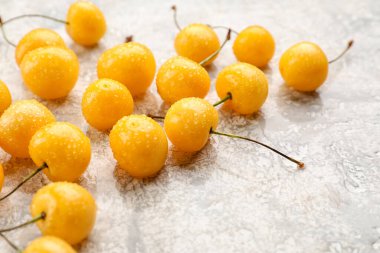 Grunge arka planında tatlı kirazlar