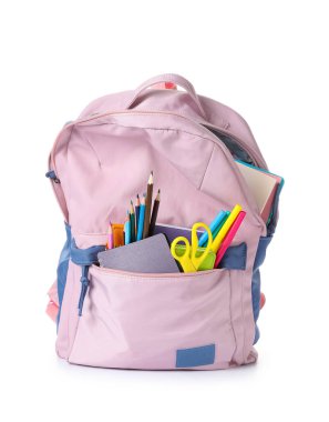 Beyaz arkaplanda okul çantası ve kırtasiye malzemesi