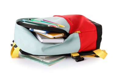 Beyaz arkaplanda okul çantası ve kırtasiye malzemesi