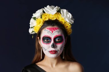 Yüzünde boyalı kafatası olan genç bir kadın. Meksika Ölüler Günü 'nün Kutlaması (El Dia de Muertos)