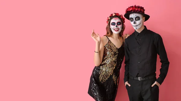 Renkli Arka Planda Yüzleri Boyalı Genç Bir Çift Meksika Ölüler — Stok fotoğraf