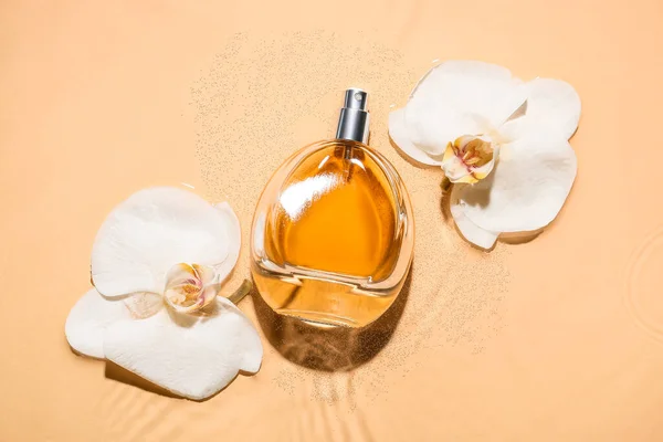 Flasche Parfüm Und Orchideenblumen Wasser Auf Farbigem Hintergrund — Stockfoto