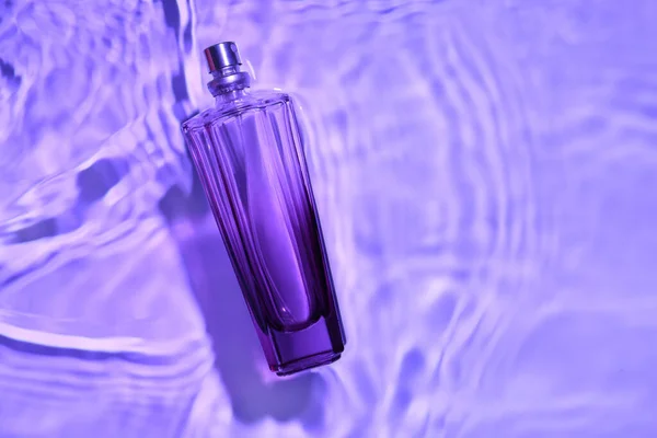 Flasche Parfüm Wasser Auf Farbigem Hintergrund — Stockfoto