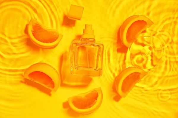 Butelka Perfum Pomarańczy Wodzie Tle Koloru — Zdjęcie stockowe