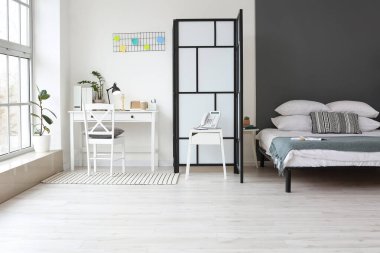 Modern iş yeri olan şık bir yatak odası.