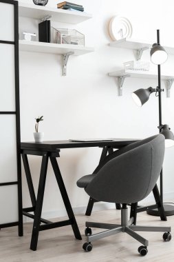 Modern işyerine sahip şık bir oda.