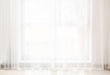 Boş odada ışık perdeleri