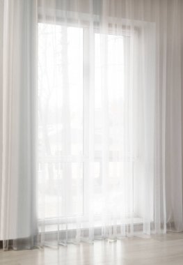 Odadaki pencerenin perdeleri açık