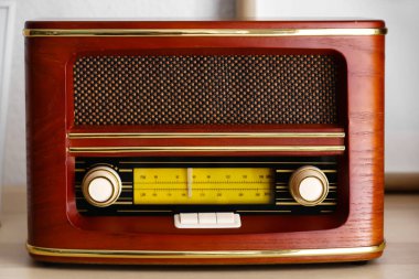 Retro radyo alıcısı masada, yakın plan.