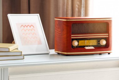 Çerçeve ve kitaplarla dolu eski radyo alıcısı