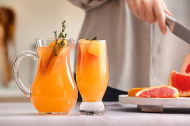 Mutfaktaki masada bir bardak lezzetli greyfurt suyu.