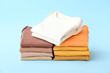 Renkli arka planda bebek kıyafetleri yığını