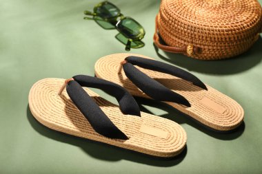 Flip-flops, güneş gözlüğü ve renk arkaplanı üzerine çanta