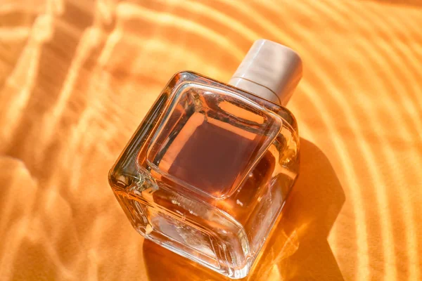 Butelka Perfum Wodzie Tle Koloru Zbliżenie — Zdjęcie stockowe