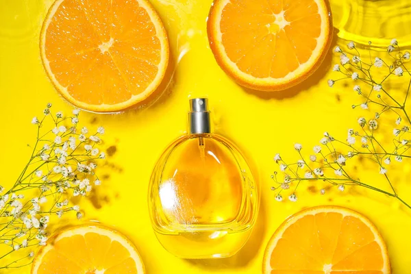 Garrafa Perfume Laranja Flores Água Sobre Fundo Cor — Fotografia de Stock