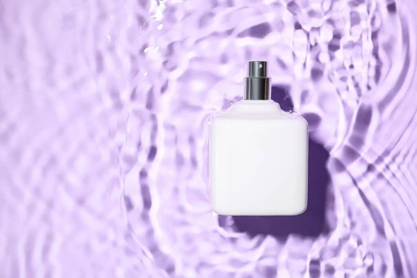 Botella Perfume Agua Sobre Fondo Color —  Fotos de Stock