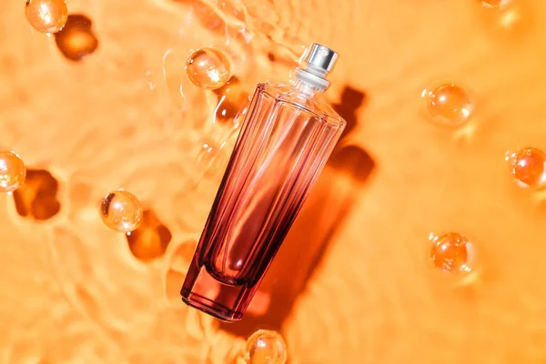 Egy Üveg Parfüm Vízcseppek Színes Háttér — Stock Fotó