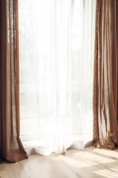Rideaux Lumineux Sur Fenêtre Dans Chambre — Photo