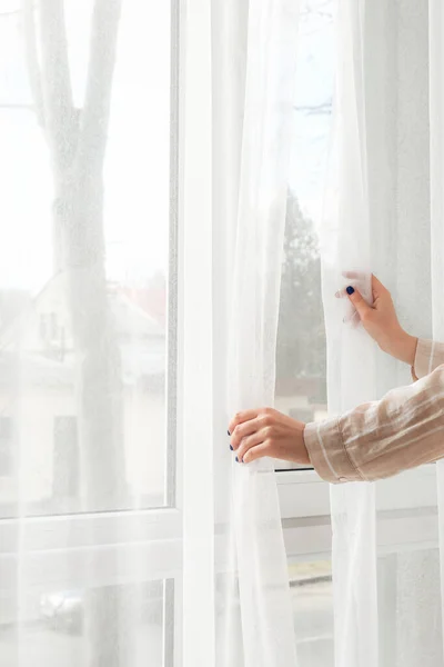 Jonge Vrouw Het Openen Van Licht Gordijnen Thuis — Stockfoto