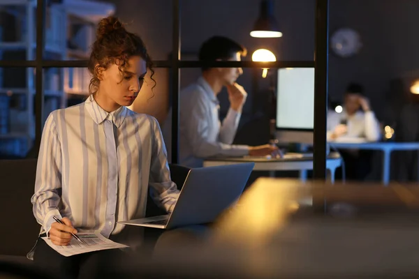 Mujer Joven Que Trabaja Con Ordenador Portátil Oficina Por Noche —  Fotos de Stock