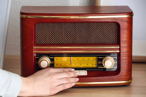 Mujer Con Receptor Radio Retro Mesa Habitación Primer Plano — Foto de Stock