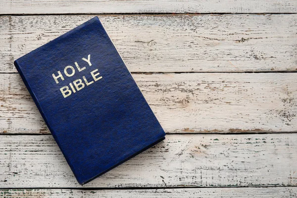 明るい木製の背景に聖書 — ストック写真