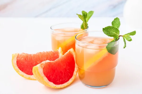 Gläser Mit Leckerem Grapefruitsaft Auf Hellem Hintergrund — Stockfoto