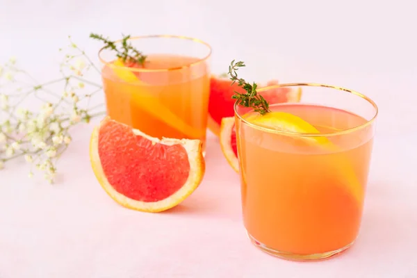 Glasögon Välsmakande Grapefruktjuice Ljus Bakgrund — Stockfoto