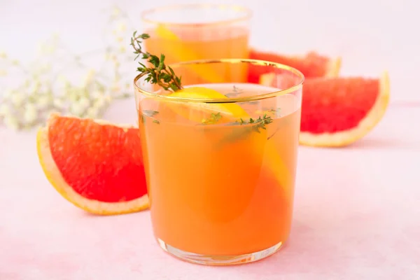 Gläser Mit Leckerem Grapefruitsaft Auf Hellem Hintergrund — Stockfoto
