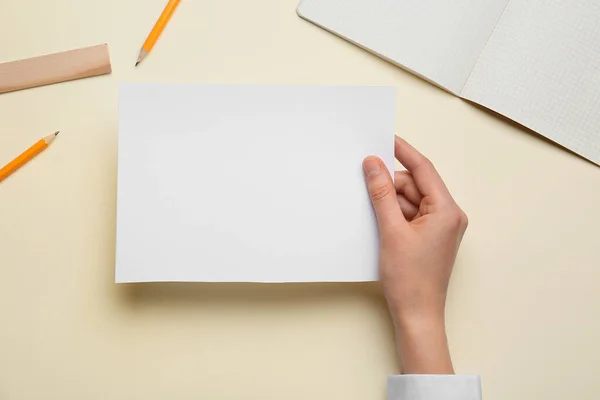 Frauenhand Mit Leerem Blatt Papier Und Papeterie Auf Farbigem Hintergrund — Stockfoto