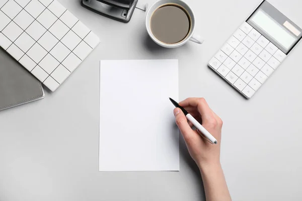 Mano Femenina Con Hoja Papel Blanco Bolígrafo Taza Café Papelería —  Fotos de Stock