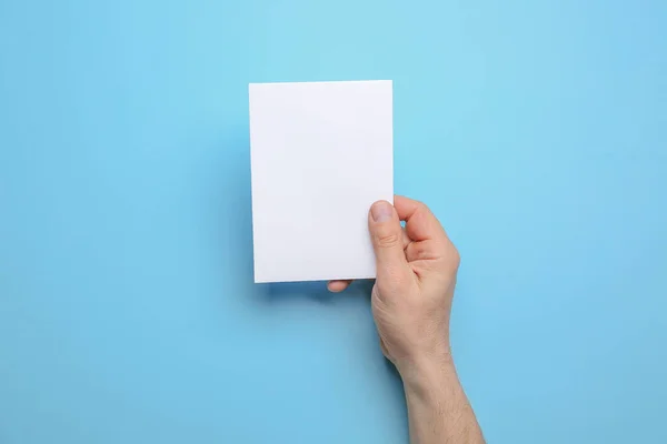 Άντρας Κρατώντας Κενό Φύλλο Χαρτιού Στο Φόντο Χρώμα Κοντινό Πλάνο — Φωτογραφία Αρχείου