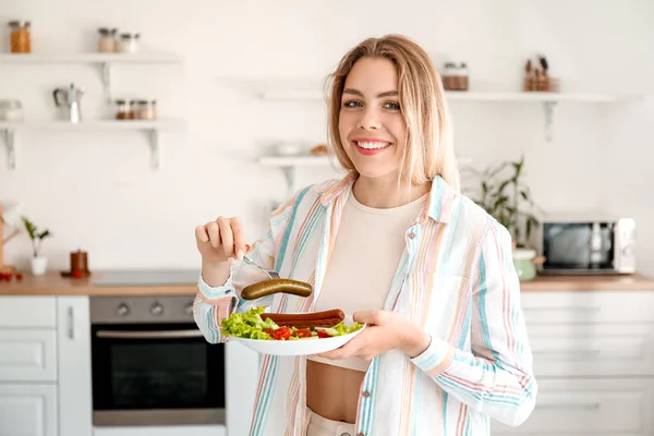 Giovane Donna Con Gustose Salsicce Insalata Verdure Cucina — Foto Stock