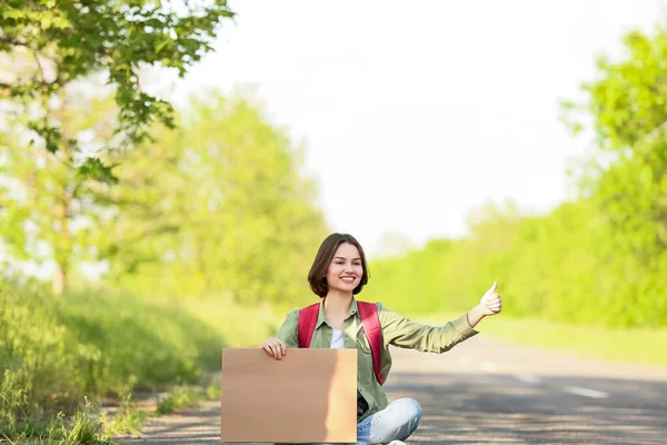 Young Woman Cardboard Hitchhiking Road — Stock Photo, Image