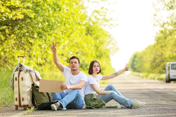 Pareja Joven Con Autoestop Cartón Carretera — Foto de Stock