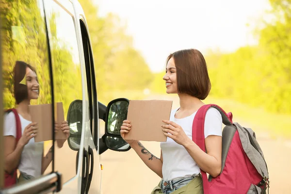 Young Woman Cardboard Hitchhiking Road — Stock Photo, Image